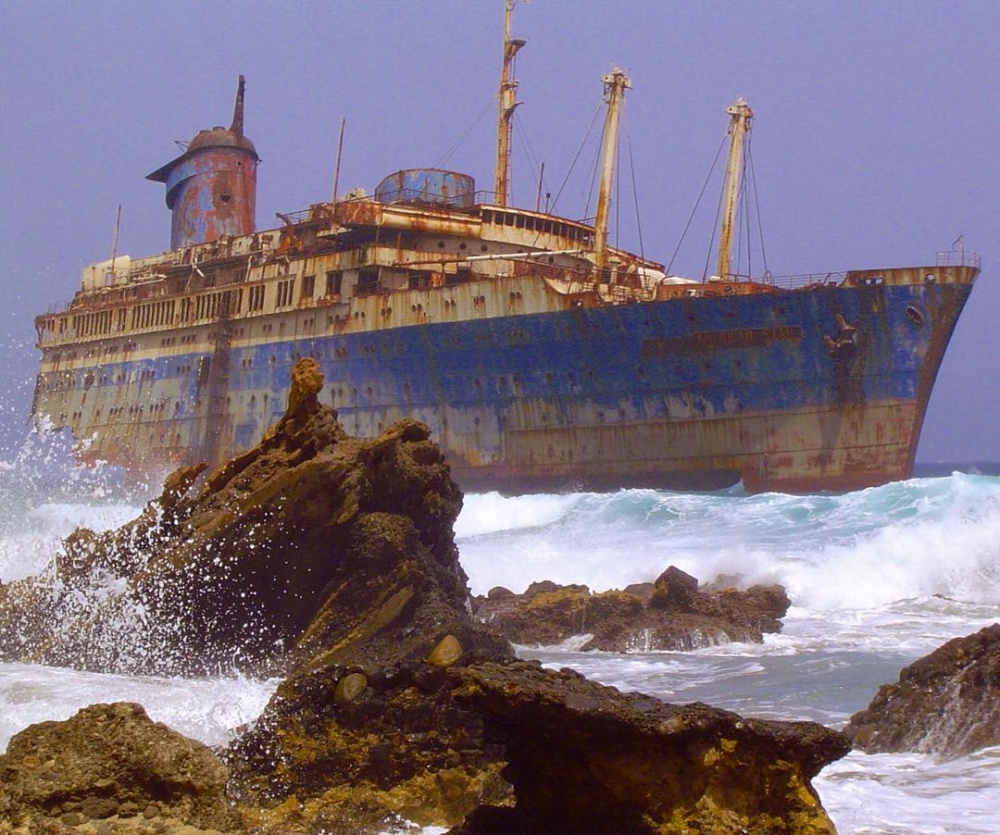 یک کشتی نزدیکی فورتونتورا رها شده است، جزایر قناری