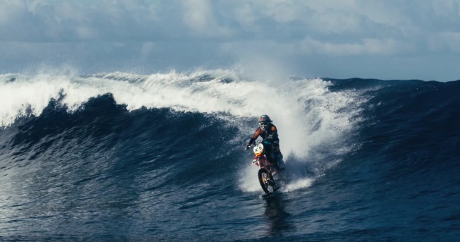 مردی که می‎تواند....روی آب...موتورسواری کند؟